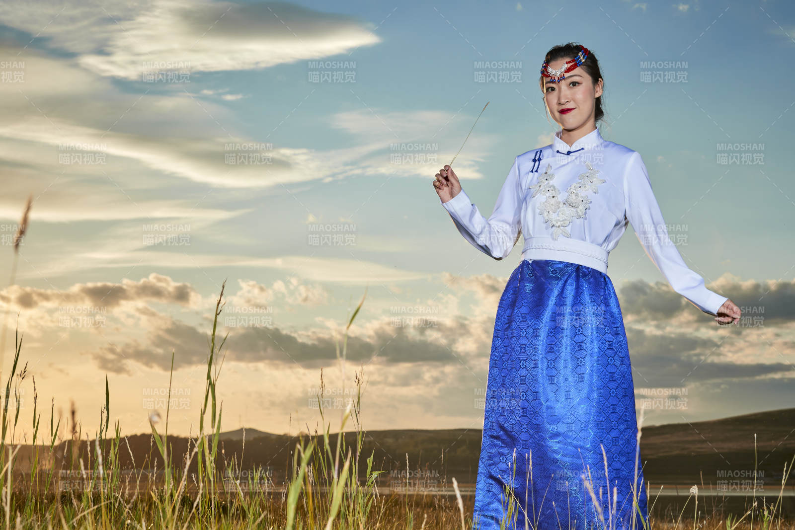 草原上穿着蒙古族传统服饰的年轻蒙族姐妹图片