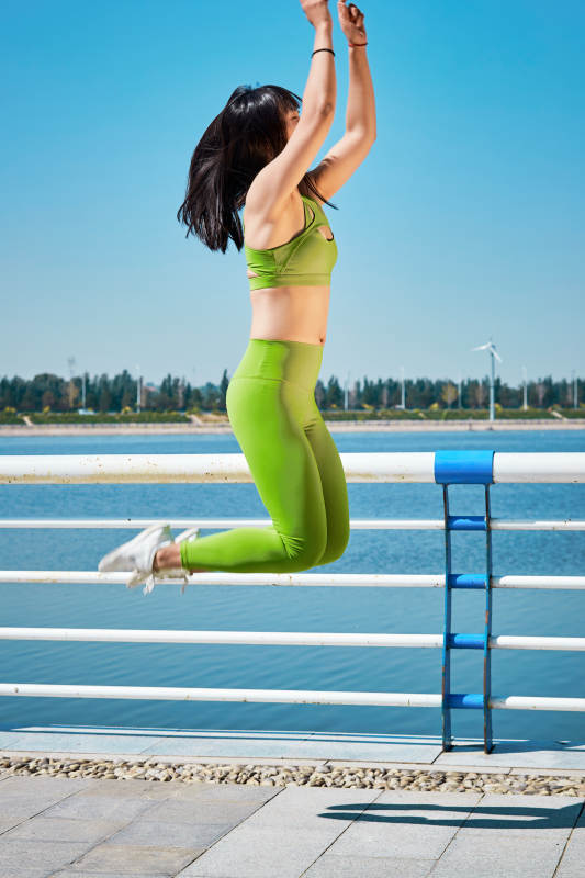 户外河畔公园做拉伸有氧运动的亚洲女性图片