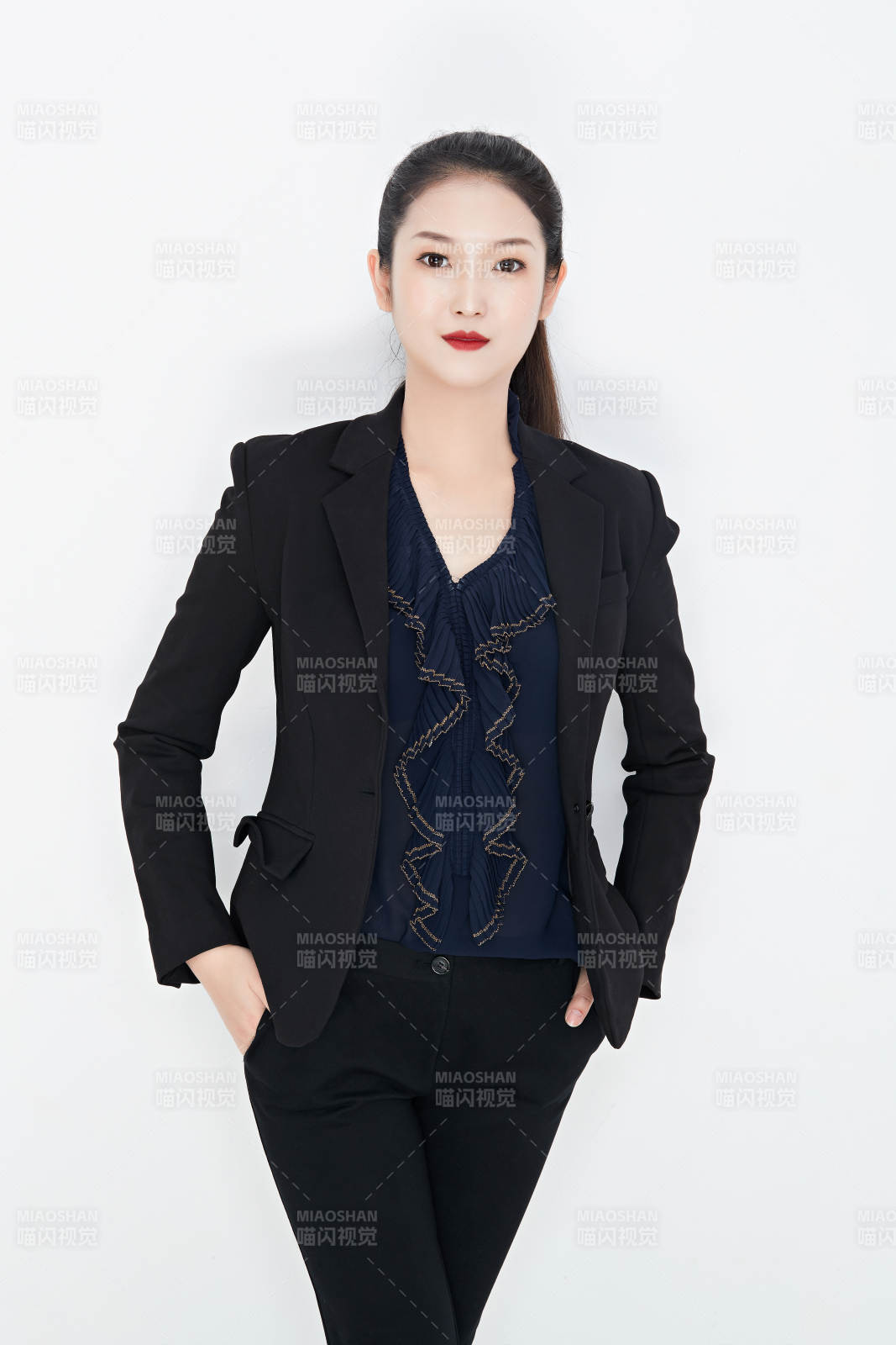 白色背景下的美丽商务女性肖像图片