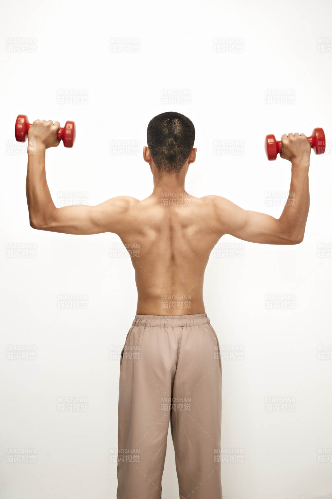 使用哑铃进行健身锻炼的亚洲男性图片
