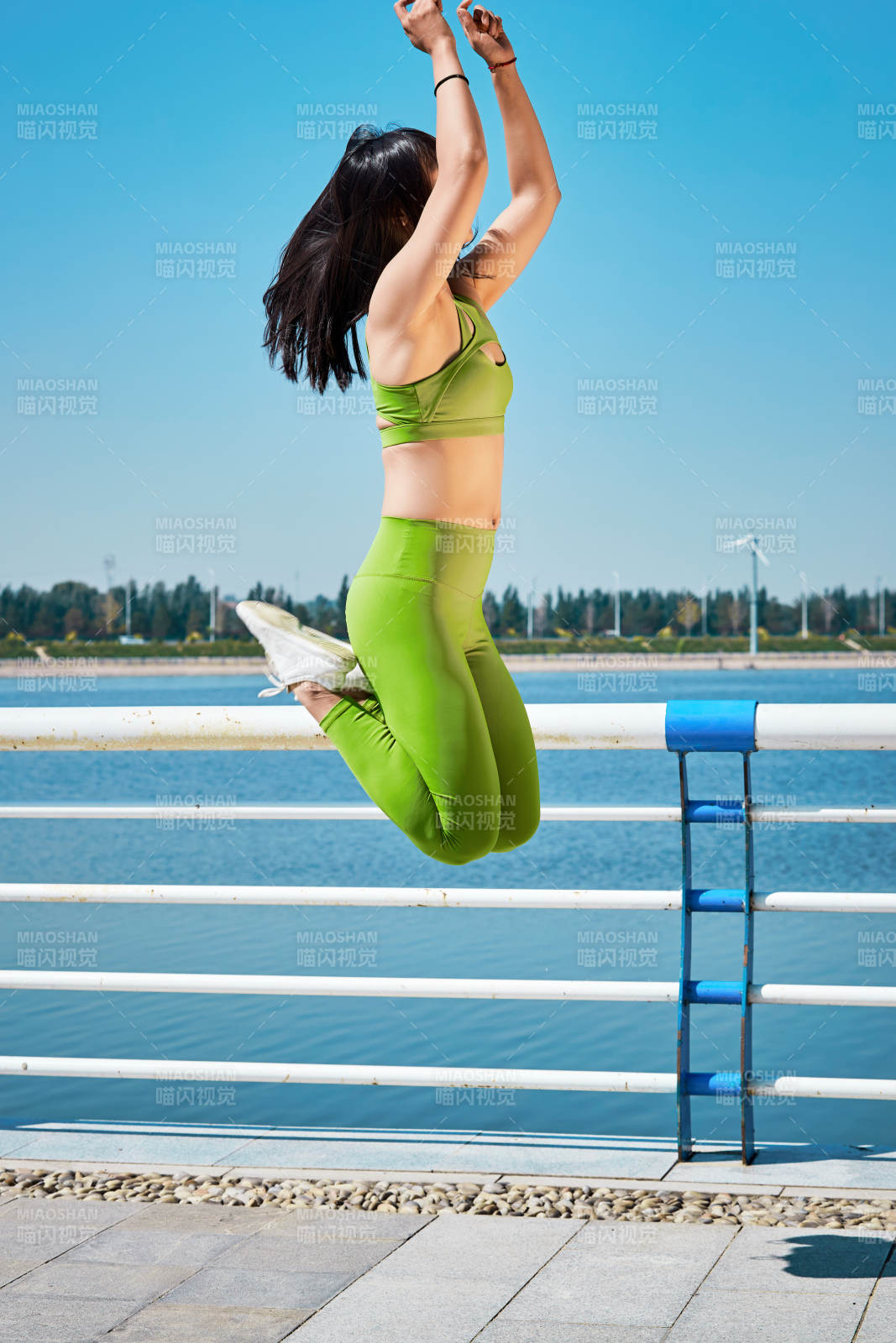户外河畔公园做拉伸有氧运动的亚洲女性图片