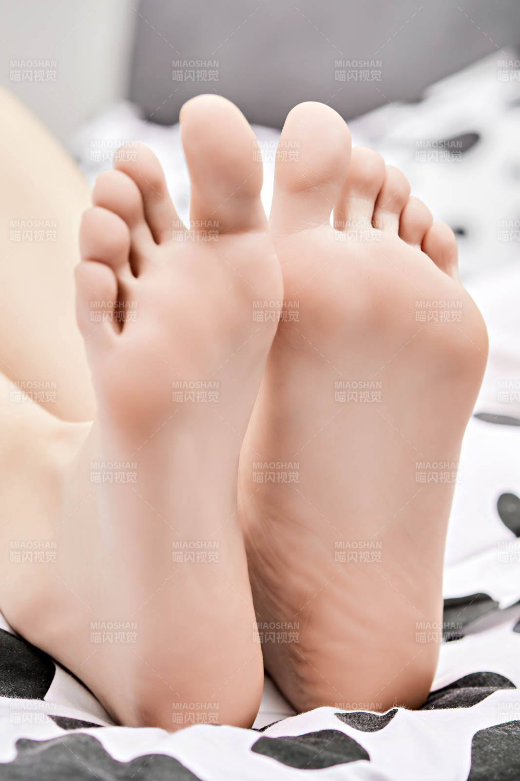 温馨卧室床上的少女手足部特写图片
