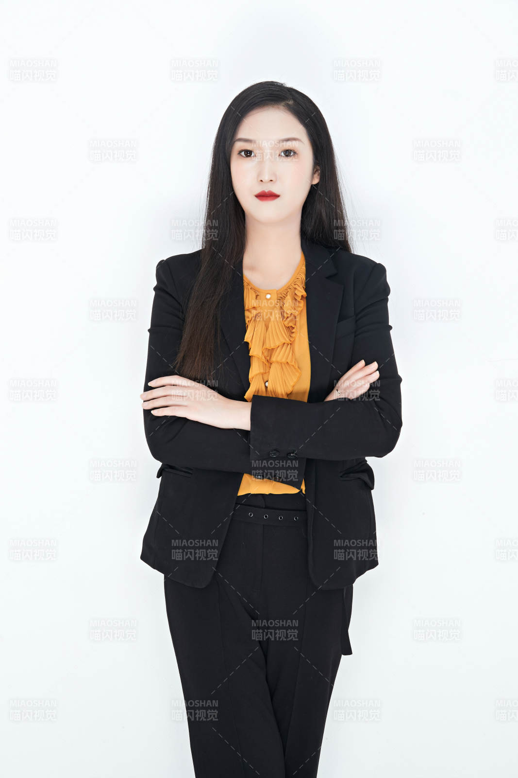 白色背景下的美丽商务女性肖像图片