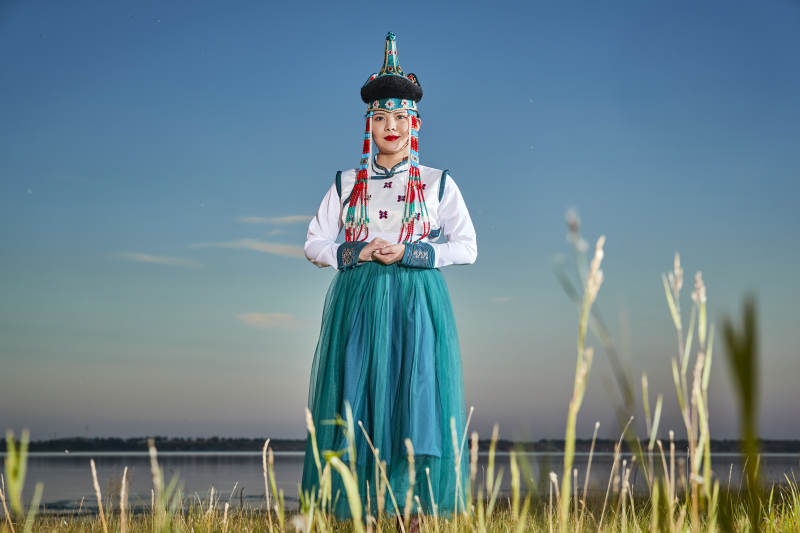 草原上穿着蒙古族传统服饰的年轻蒙族姐妹图片