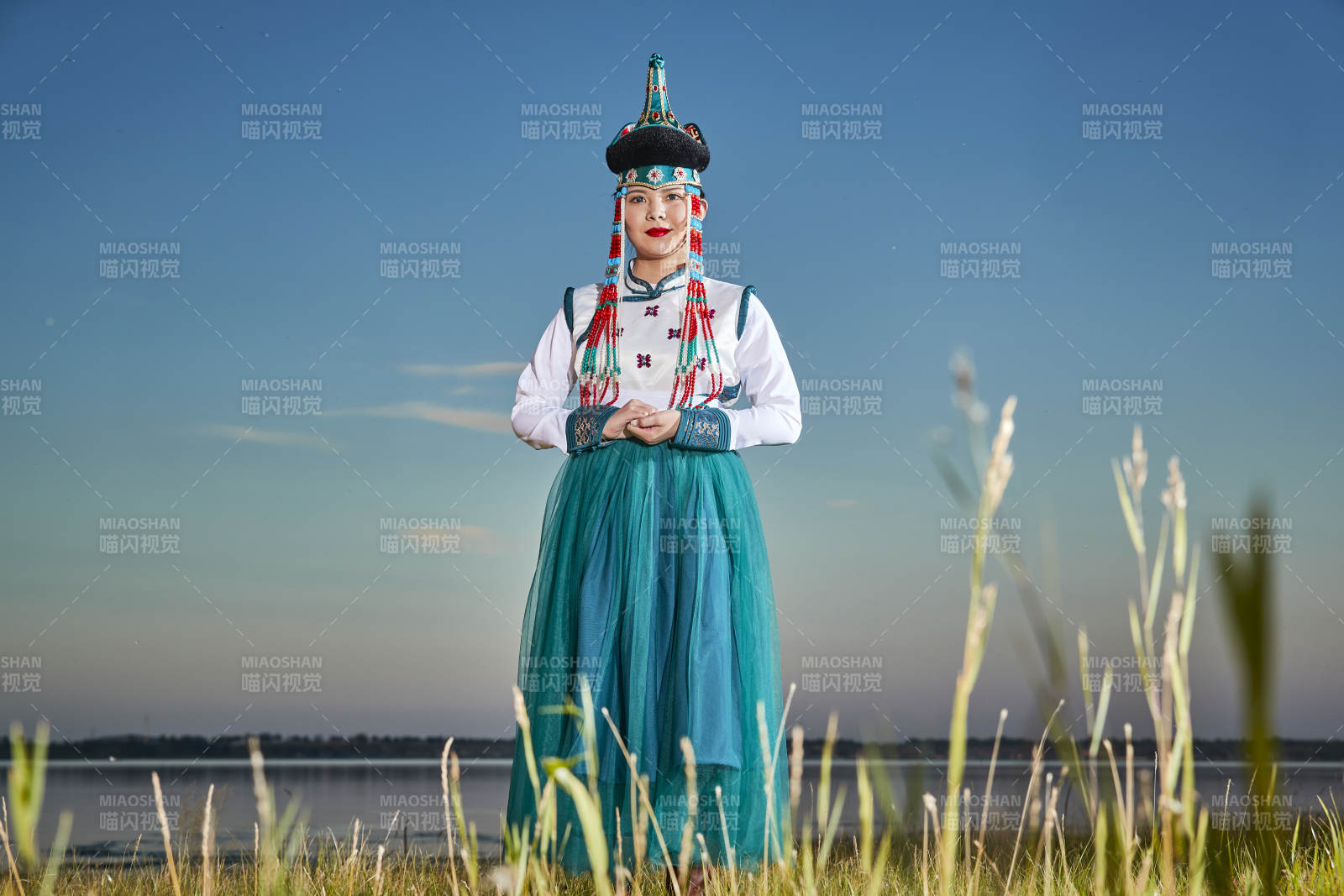 草原上穿着蒙古族传统服饰的年轻蒙族姐妹图片