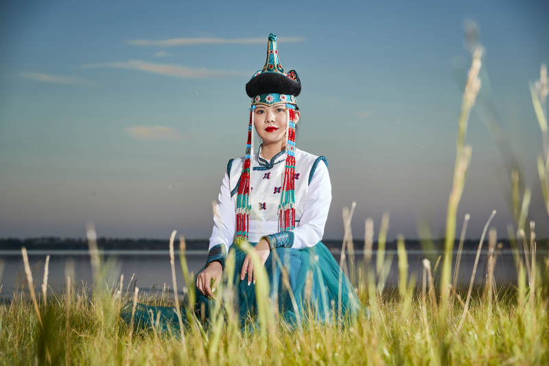 草原上穿着蒙古族传统服饰的年轻蒙族姐妹图片