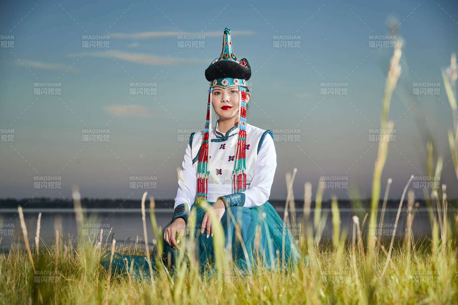 草原上穿着蒙古族传统服饰的年轻蒙族姐妹图片