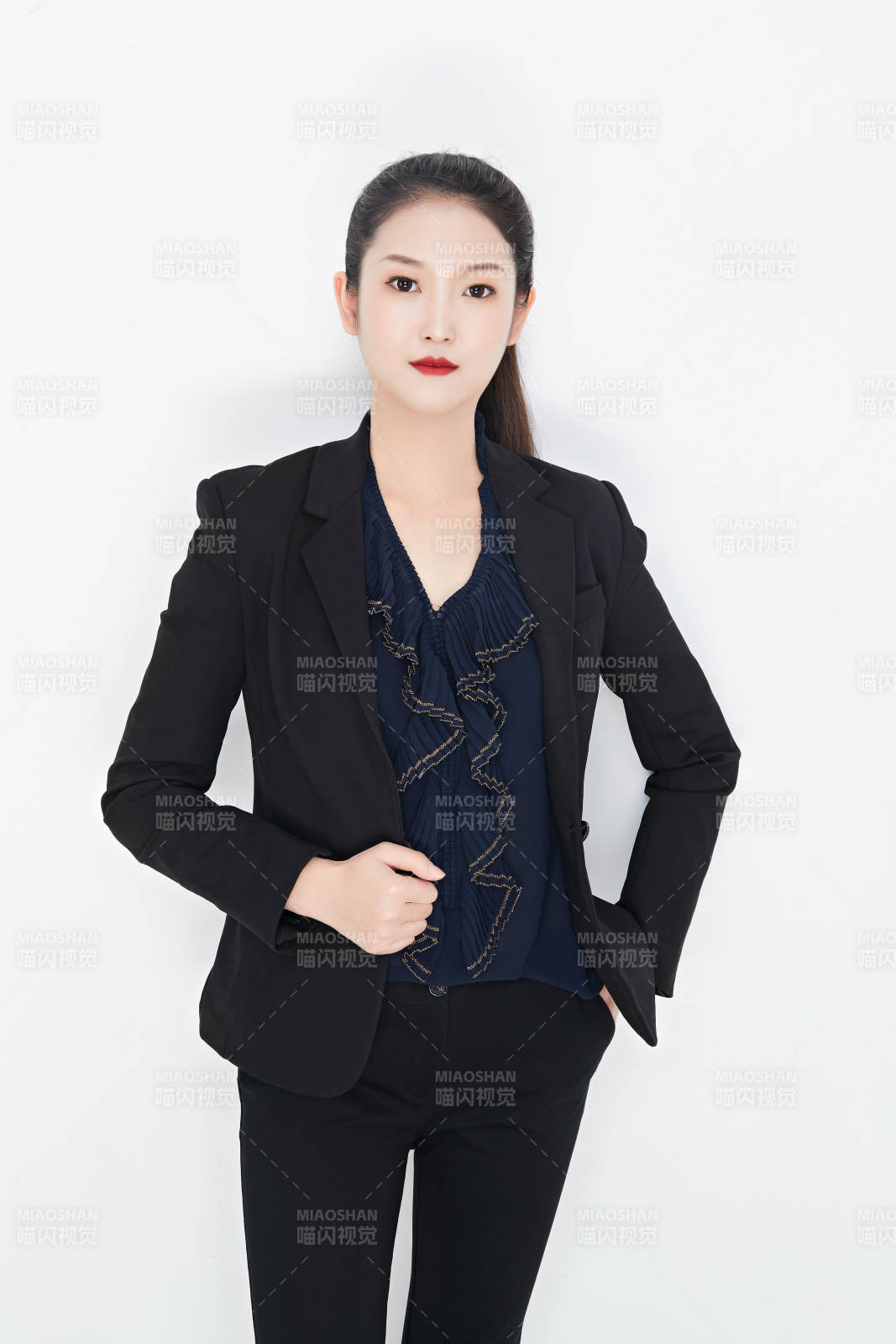 白色背景下的美丽商务女性肖像图片