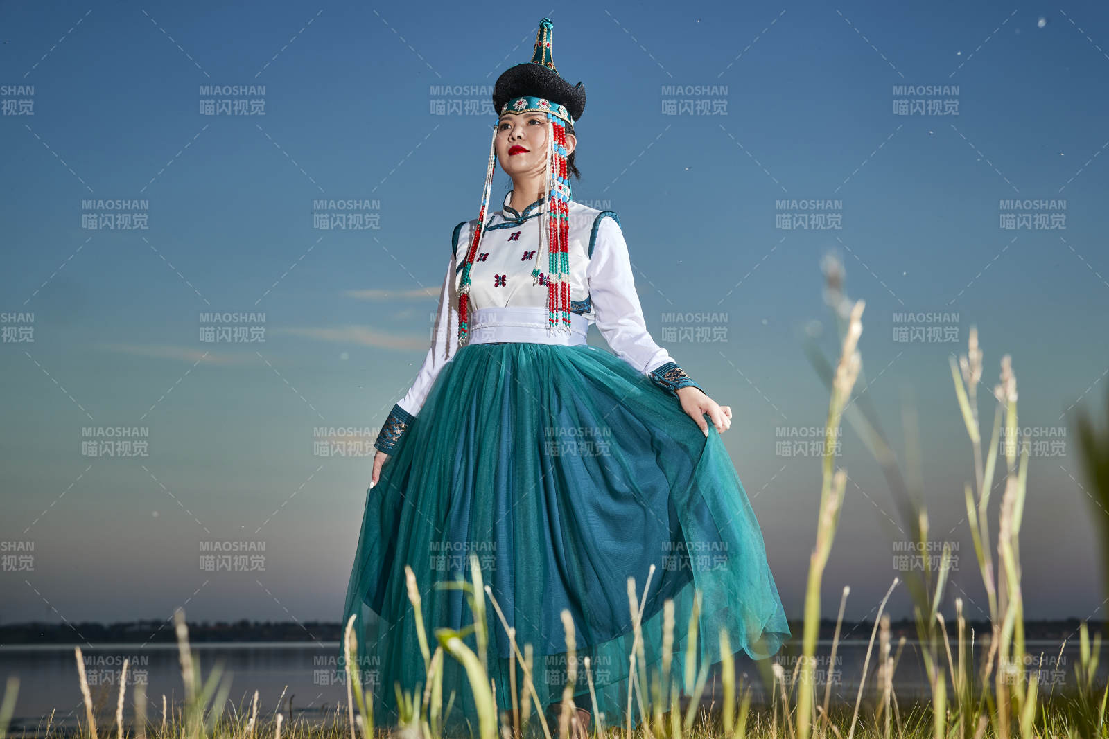 草原上穿着蒙古族传统服饰的年轻蒙族姐妹图片