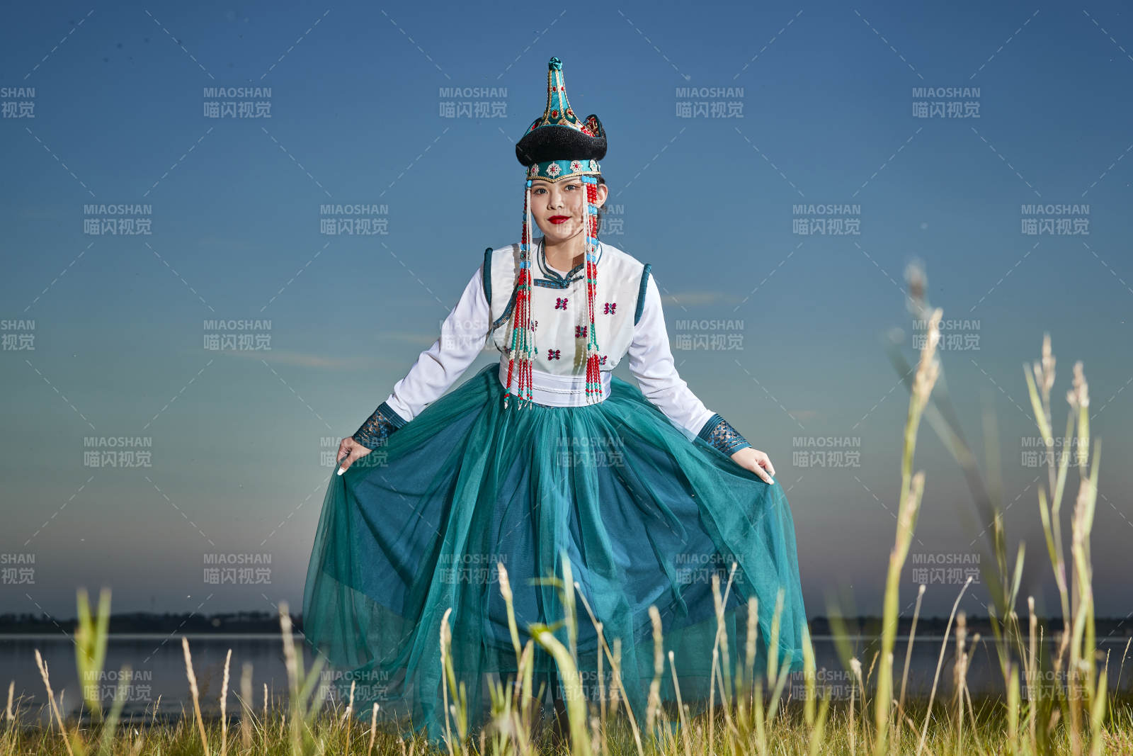 草原上穿着蒙古族传统服饰的年轻蒙族姐妹图片