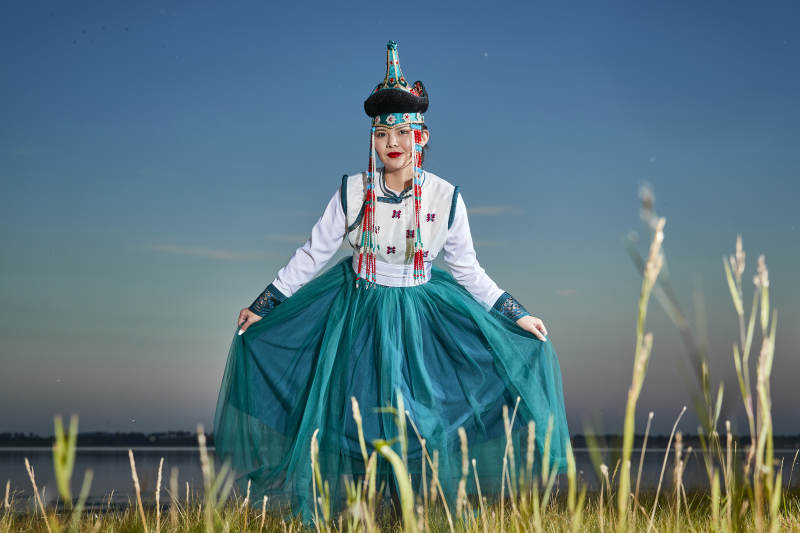 草原上穿着蒙古族传统服饰的年轻蒙族姐妹图片