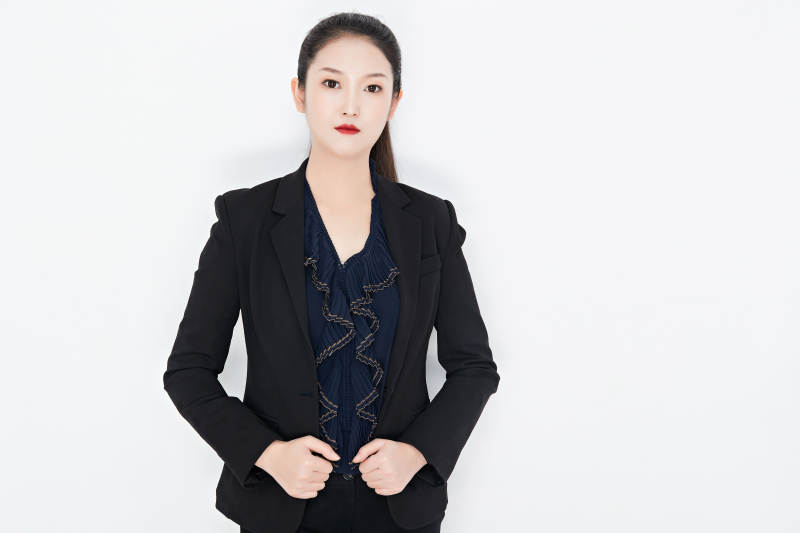 白色背景下的美丽商务女性肖像图片