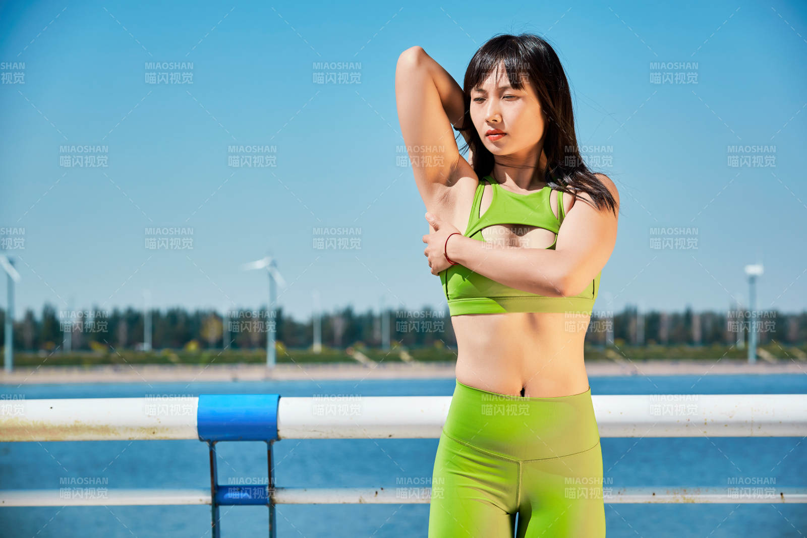 户外河畔公园做拉伸有氧运动的亚洲女性图片