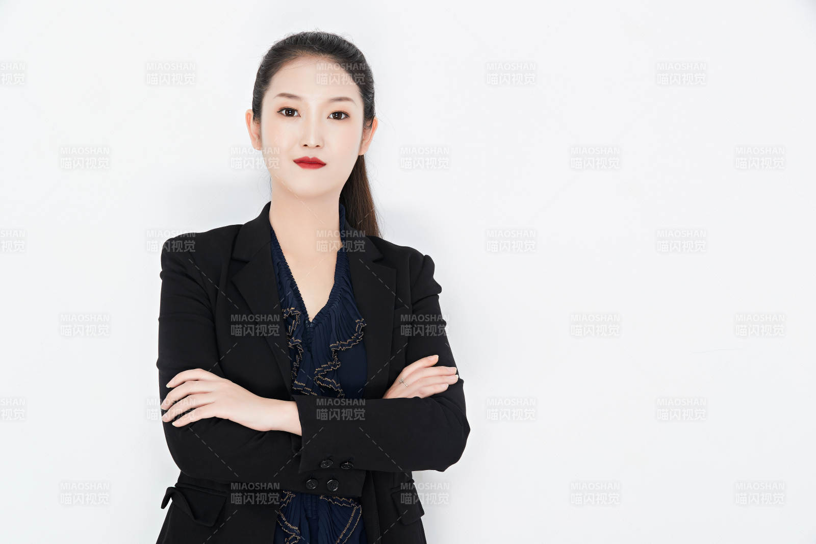 白色背景下的美丽商务女性肖像图片