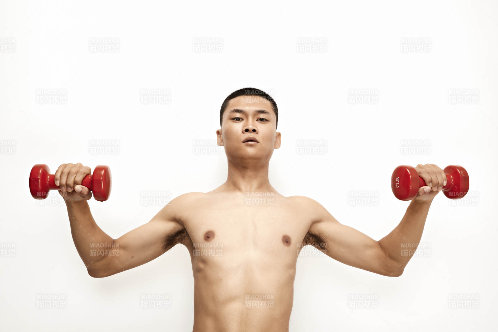 使用哑铃进行健身锻炼的亚洲男性图片