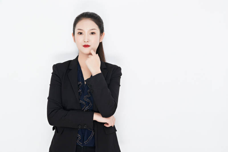 白色背景下的美丽商务女性肖像图片