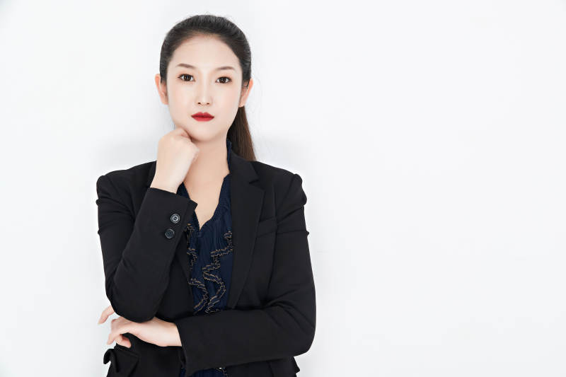 白色背景下的美丽商务女性肖像图片