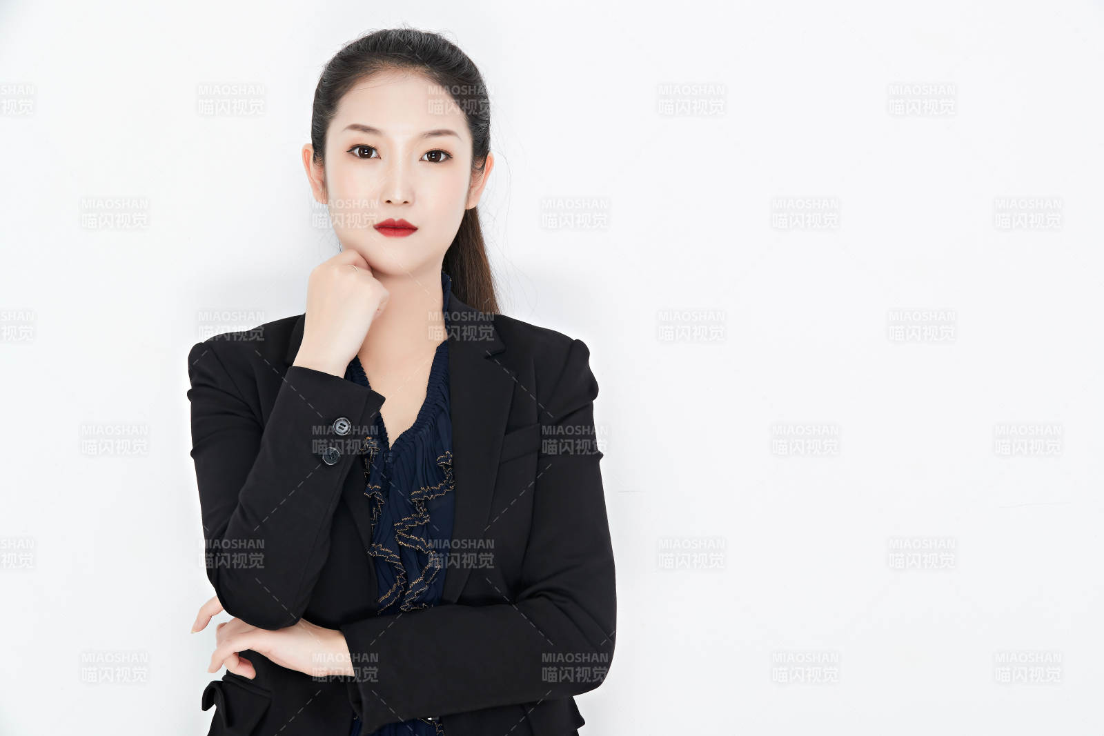 白色背景下的美丽商务女性肖像图片