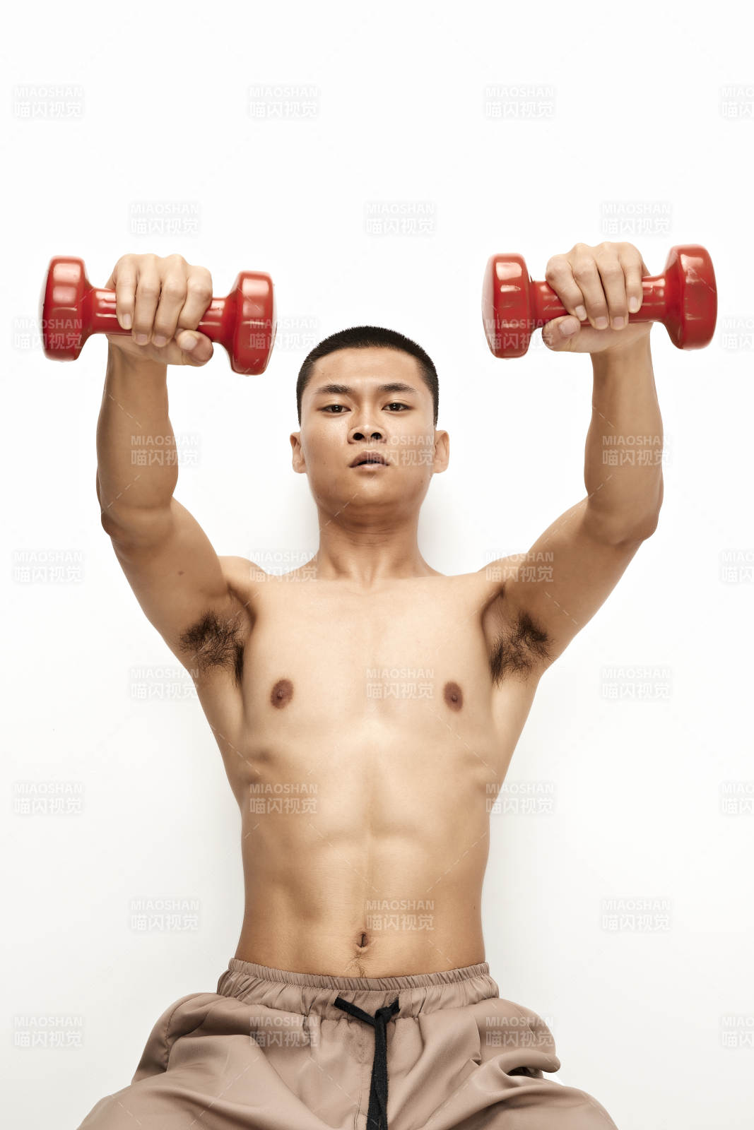 使用哑铃进行健身锻炼的亚洲男性图片