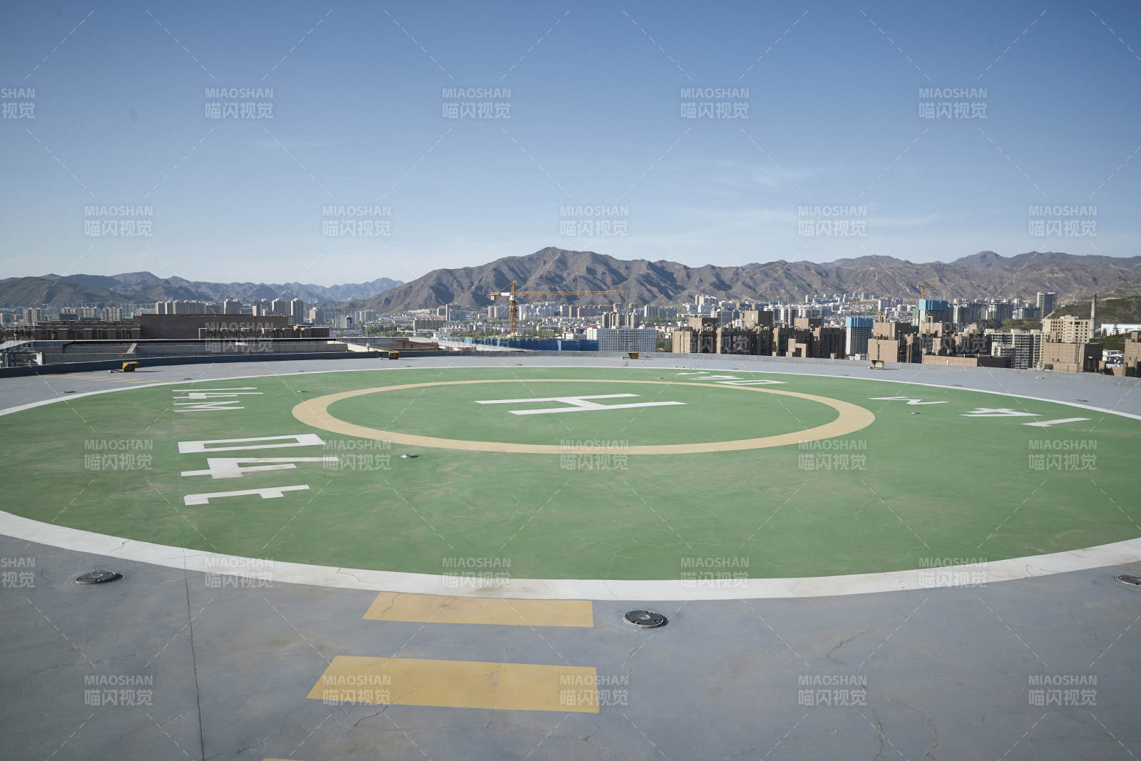 建筑顶部的直升机停机坪图片