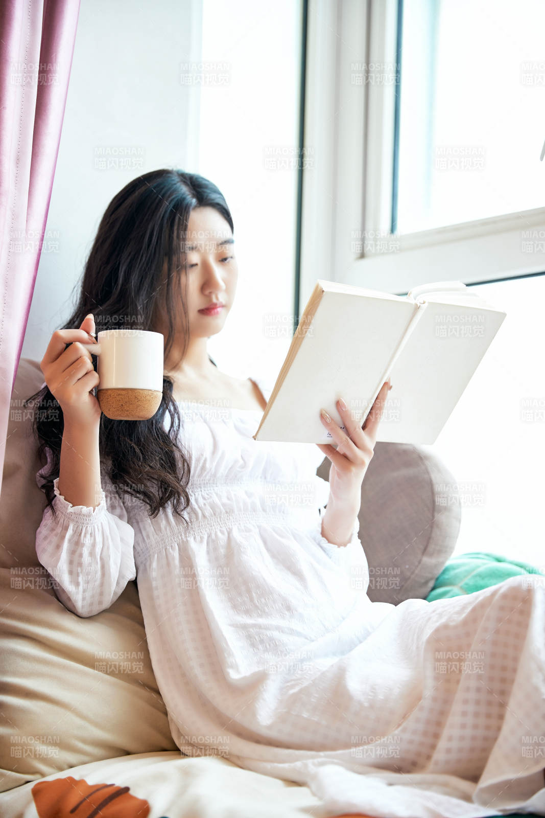 躺在舒适的飘窗上看书的女孩图片