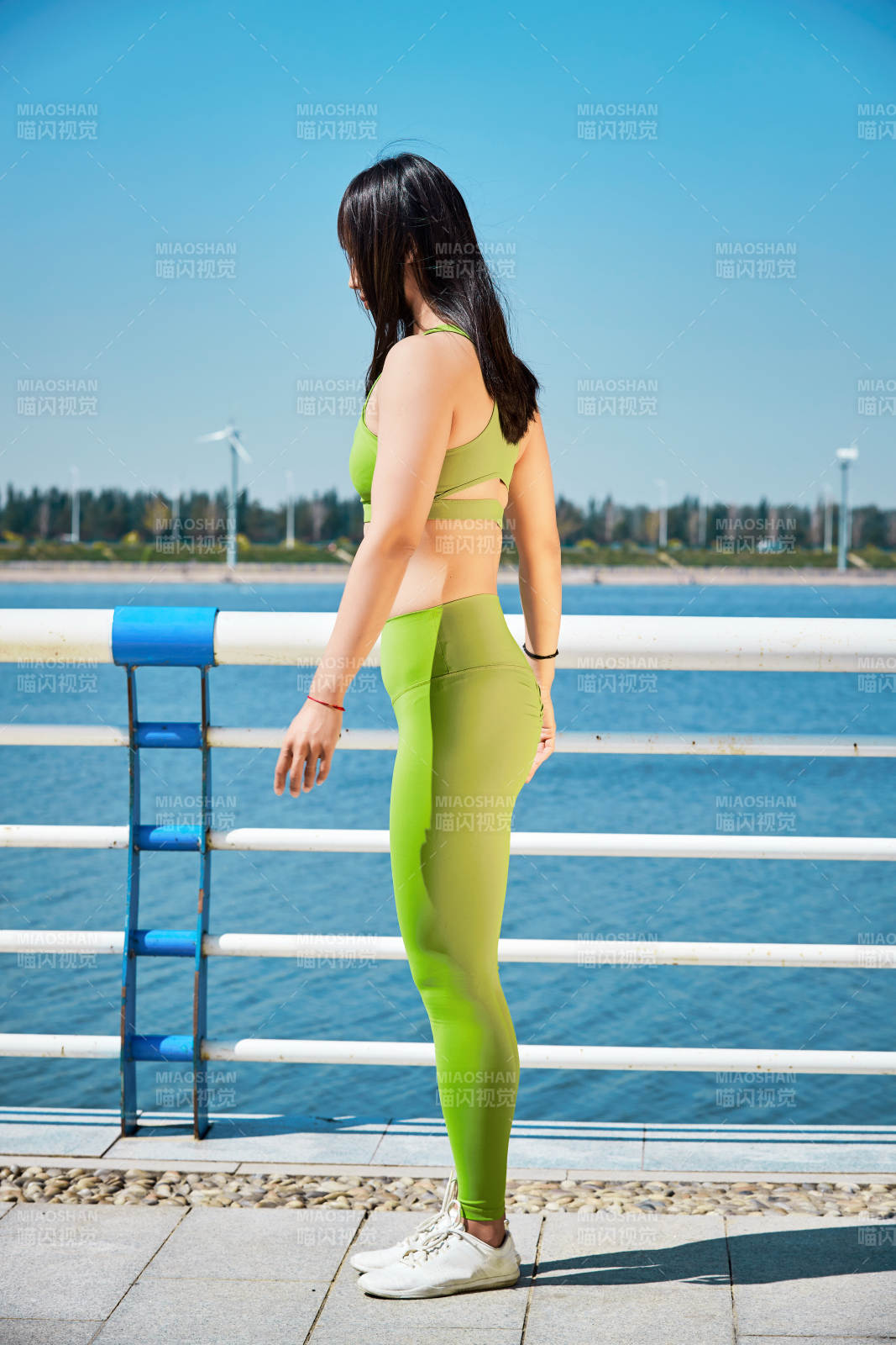 户外河畔公园做拉伸有氧运动的亚洲女性图片