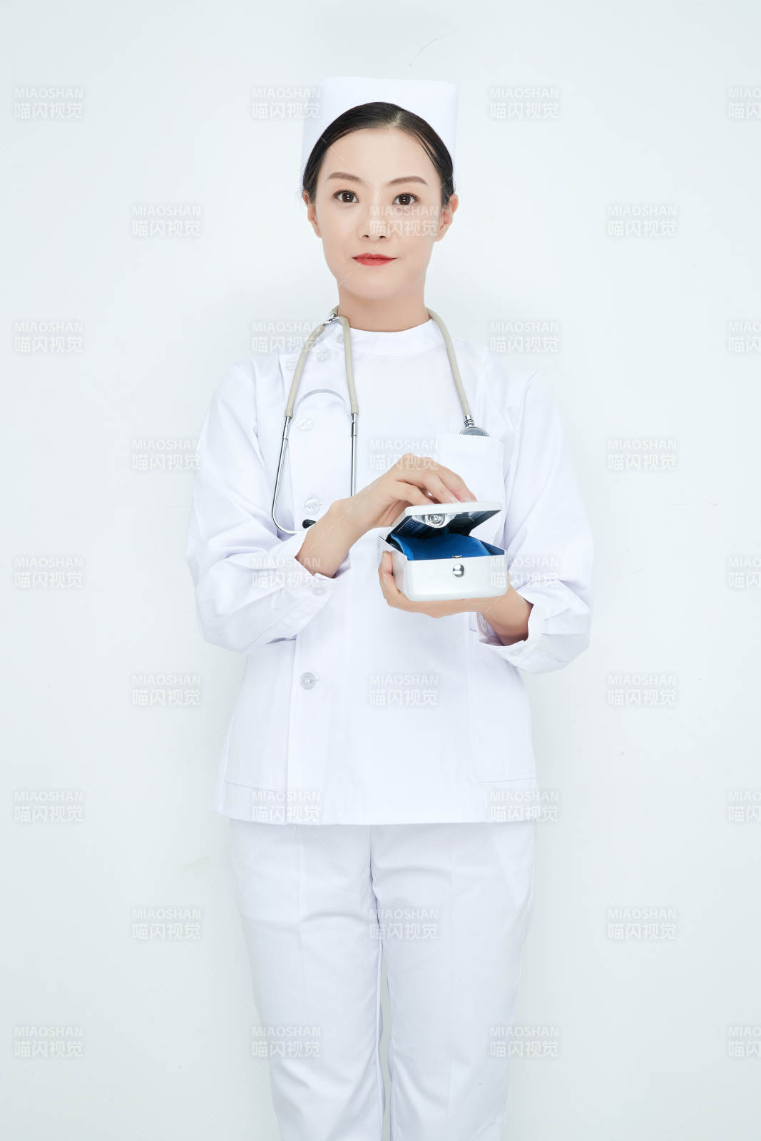 白色背景下手持血压计测量血压的医生图片