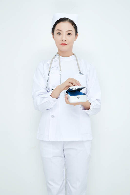 白色背景下手持血压计测量血压的医生图片