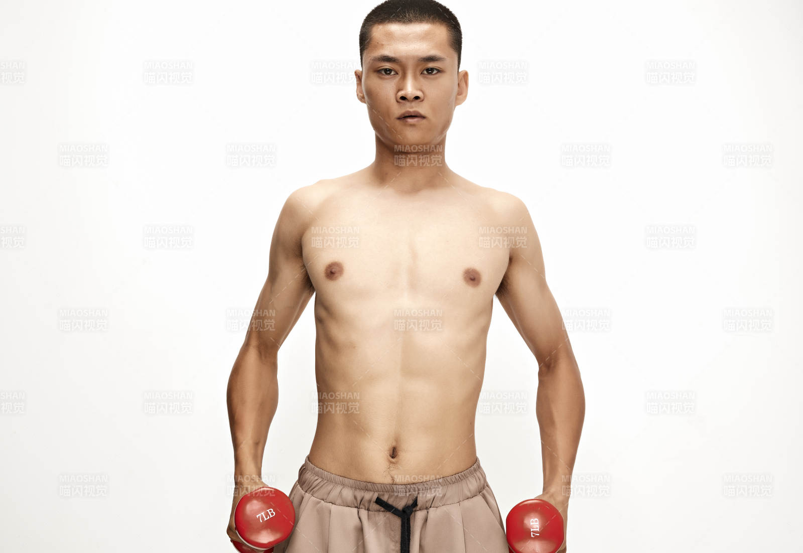 使用哑铃进行健身锻炼的亚洲男性图片