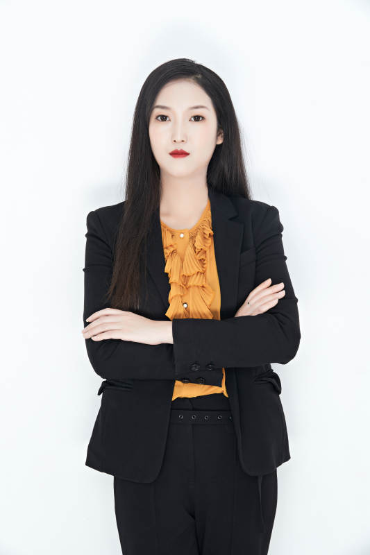 白色背景下的美丽商务女性肖像图片