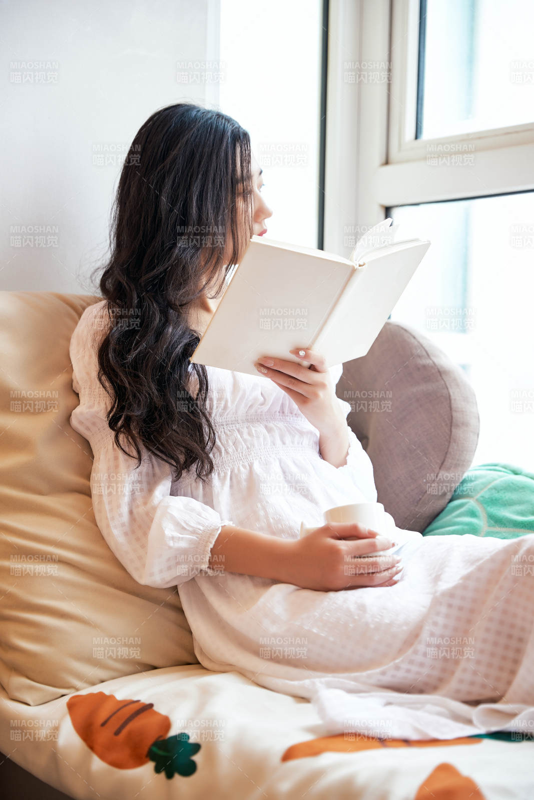 躺在舒适的飘窗上看书的女孩图片