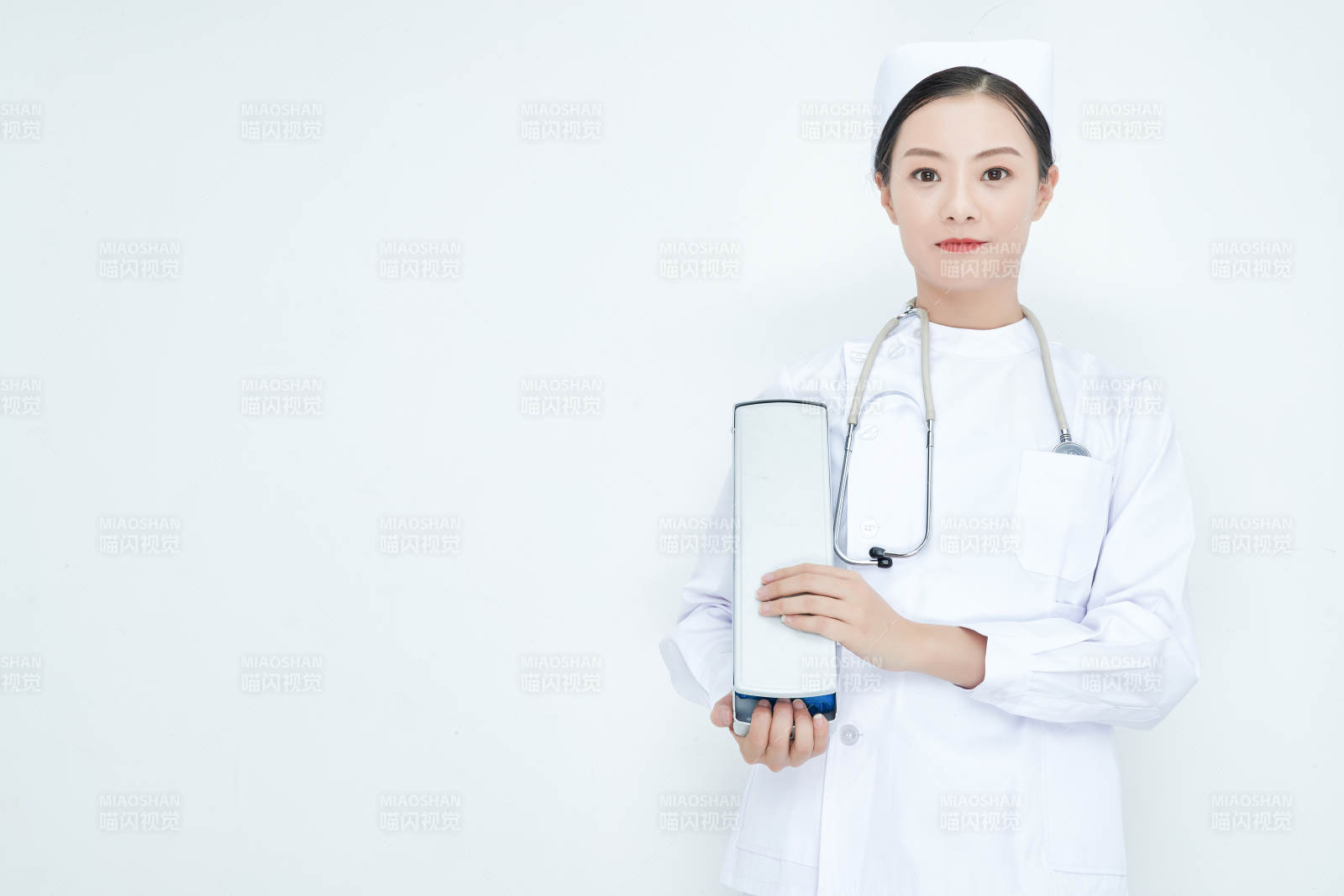 白色背景下手持血压计测量血压的医生图片