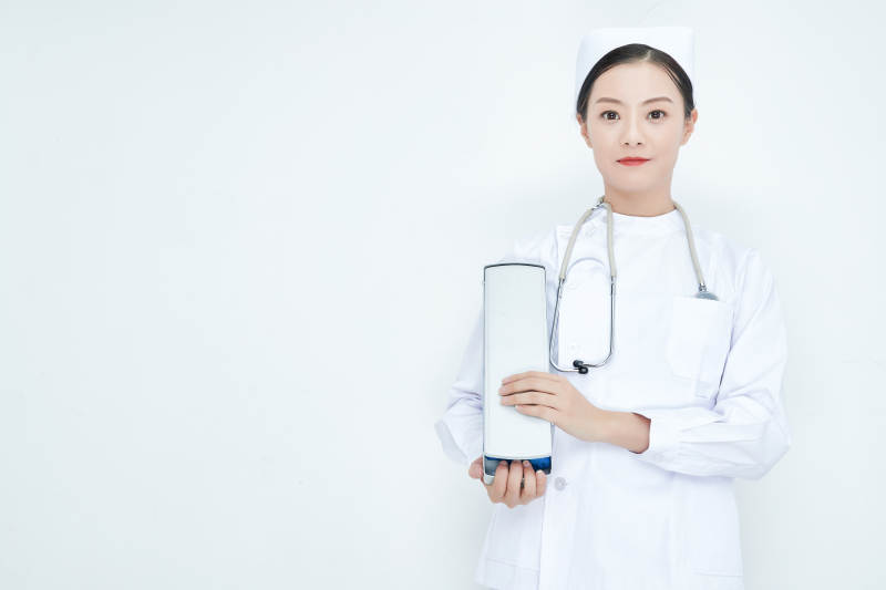 白色背景下手持血压计测量血压的医生图片