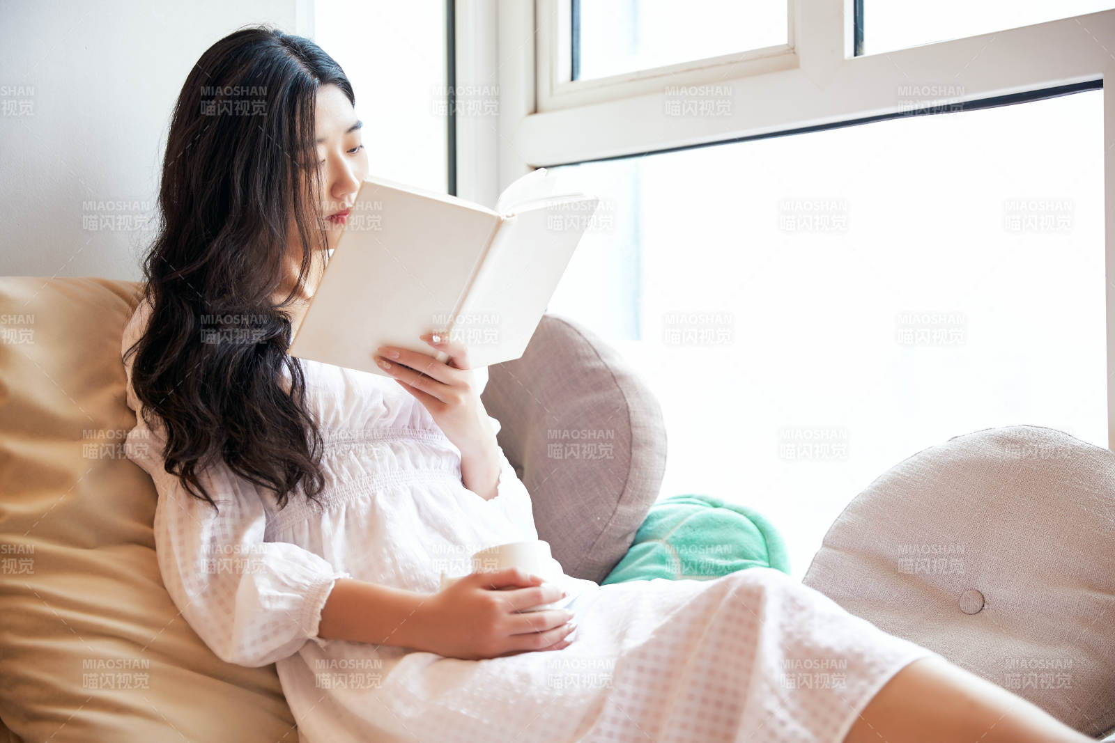 躺在舒适的飘窗上看书的女孩图片