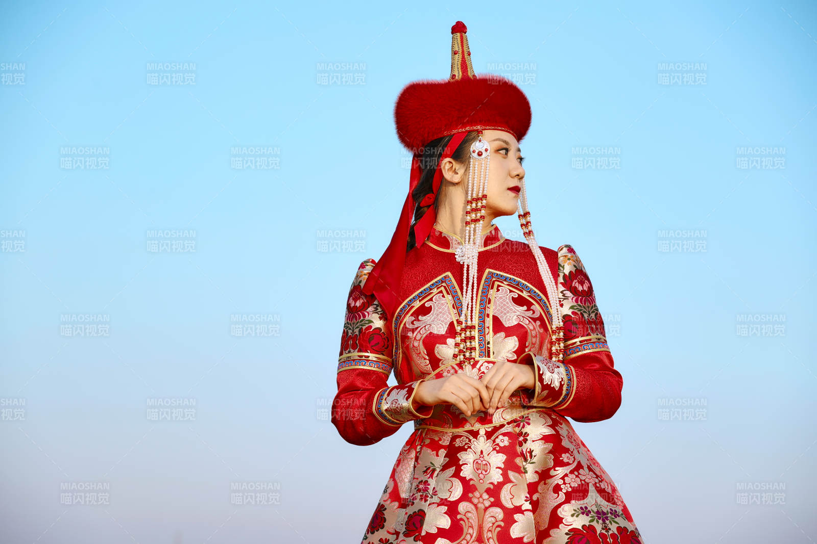 草原上穿着蒙古族传统服饰的亚洲年轻美少女图片