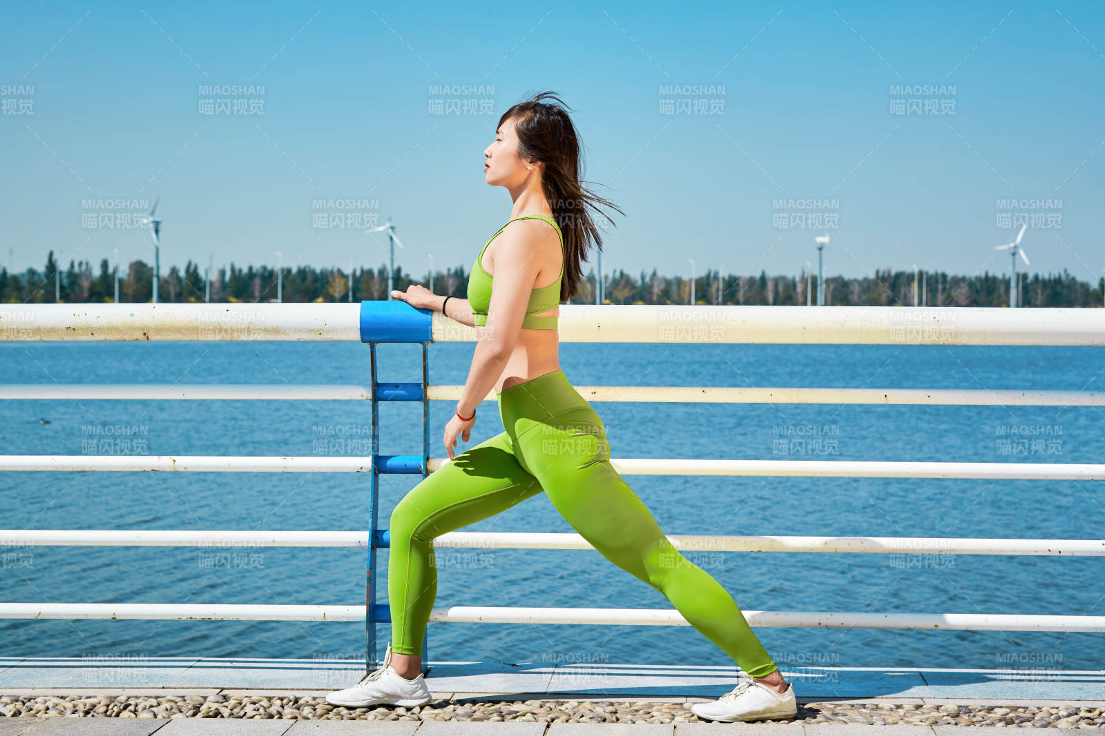 户外河畔公园做拉伸有氧运动的亚洲女性图片