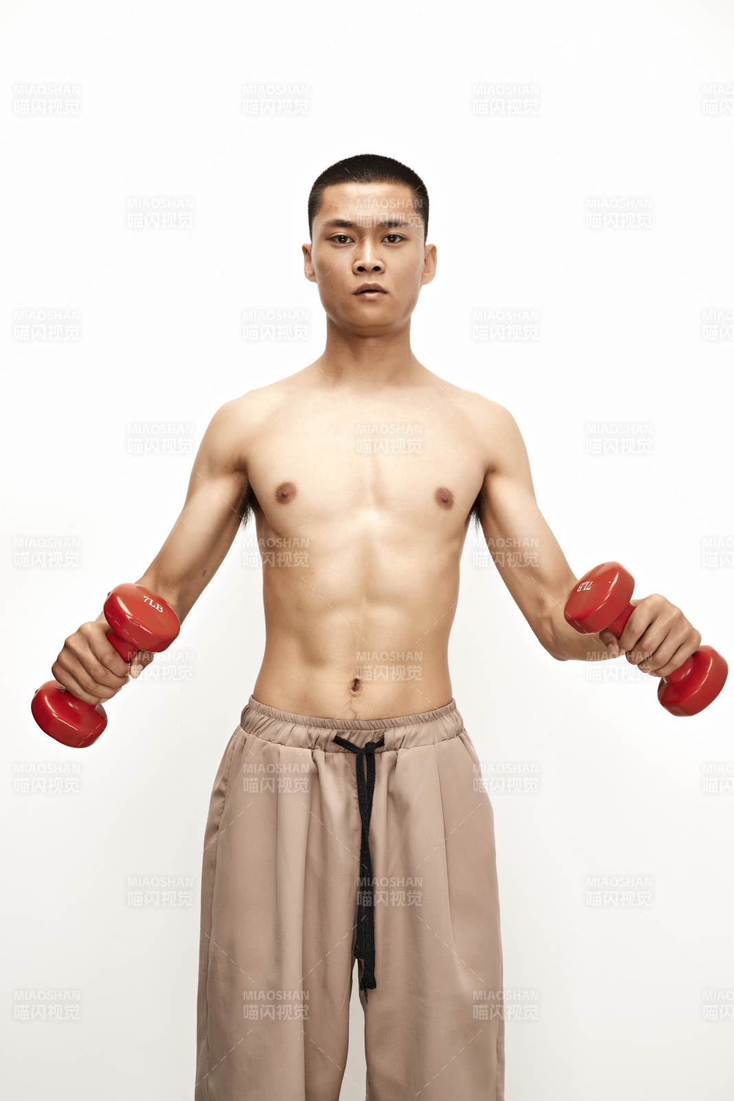 使用哑铃进行健身锻炼的亚洲男性图片