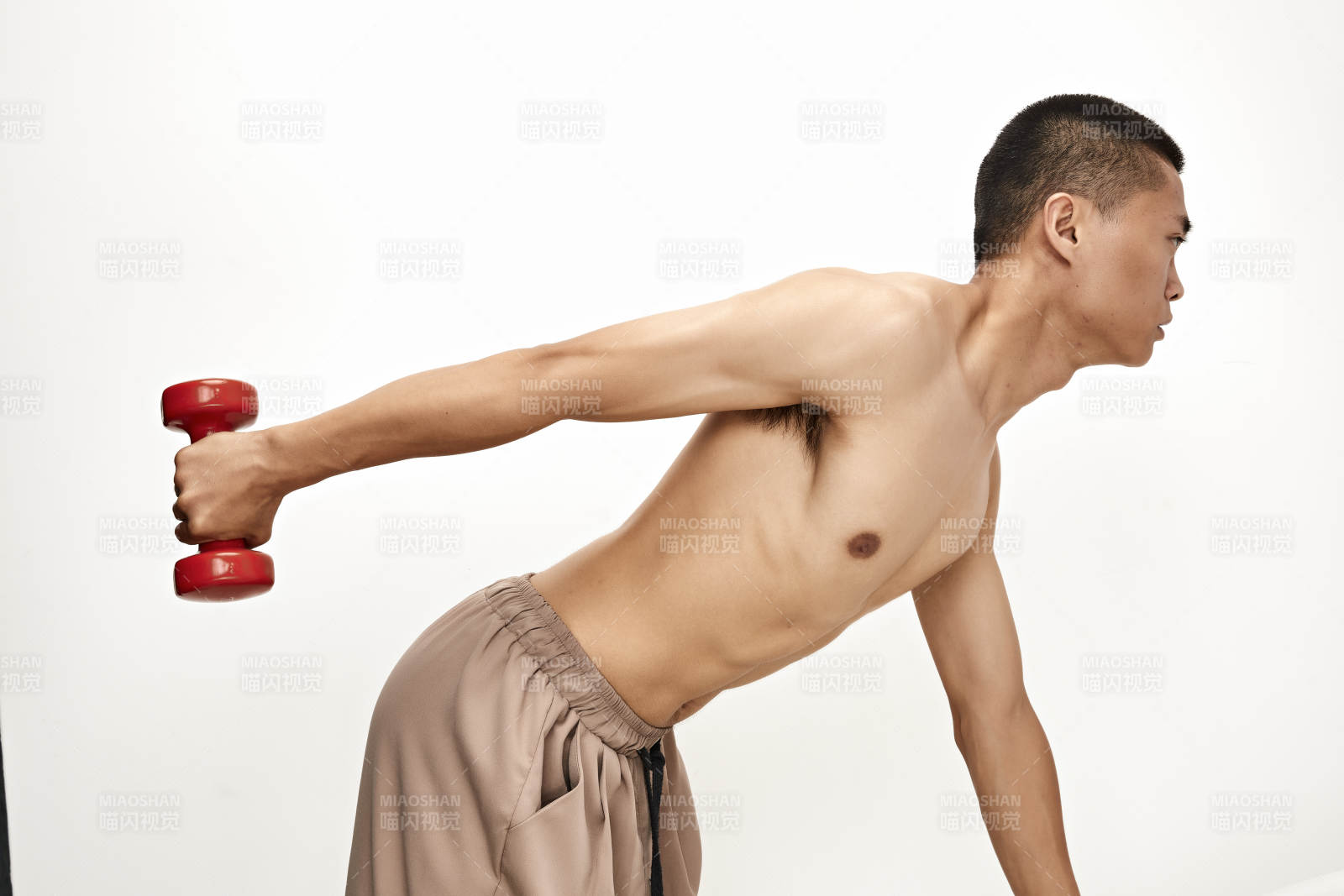 使用哑铃进行健身锻炼的亚洲男性图片