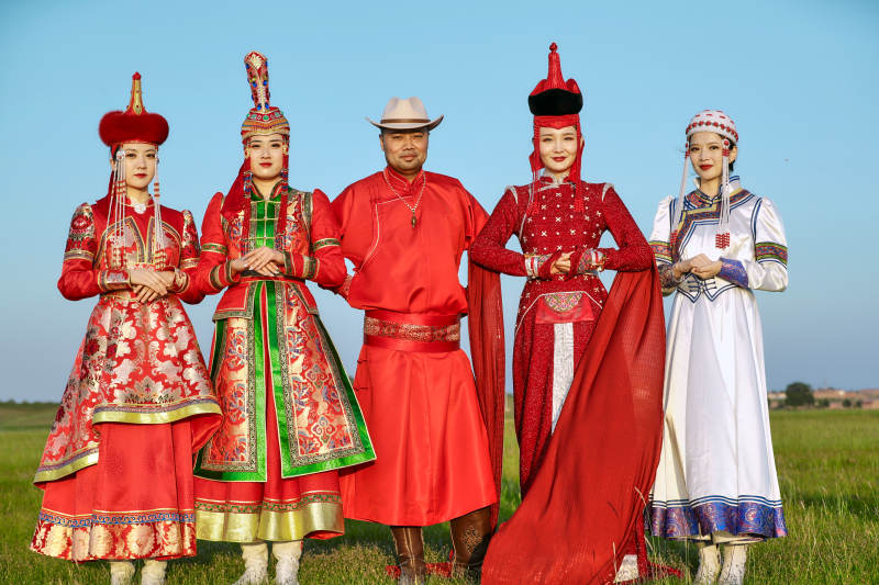 草原上穿着蒙古族传统服饰的人像群像图片
