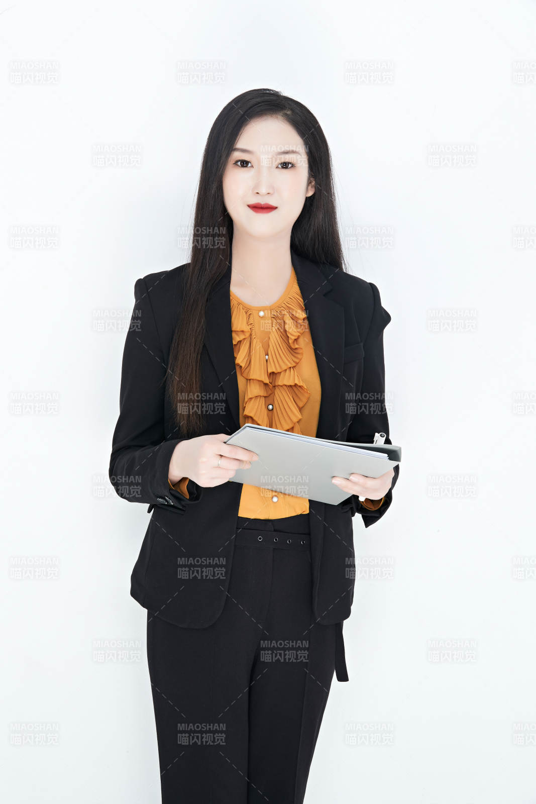 白色背景下的美丽商务女性肖像图片