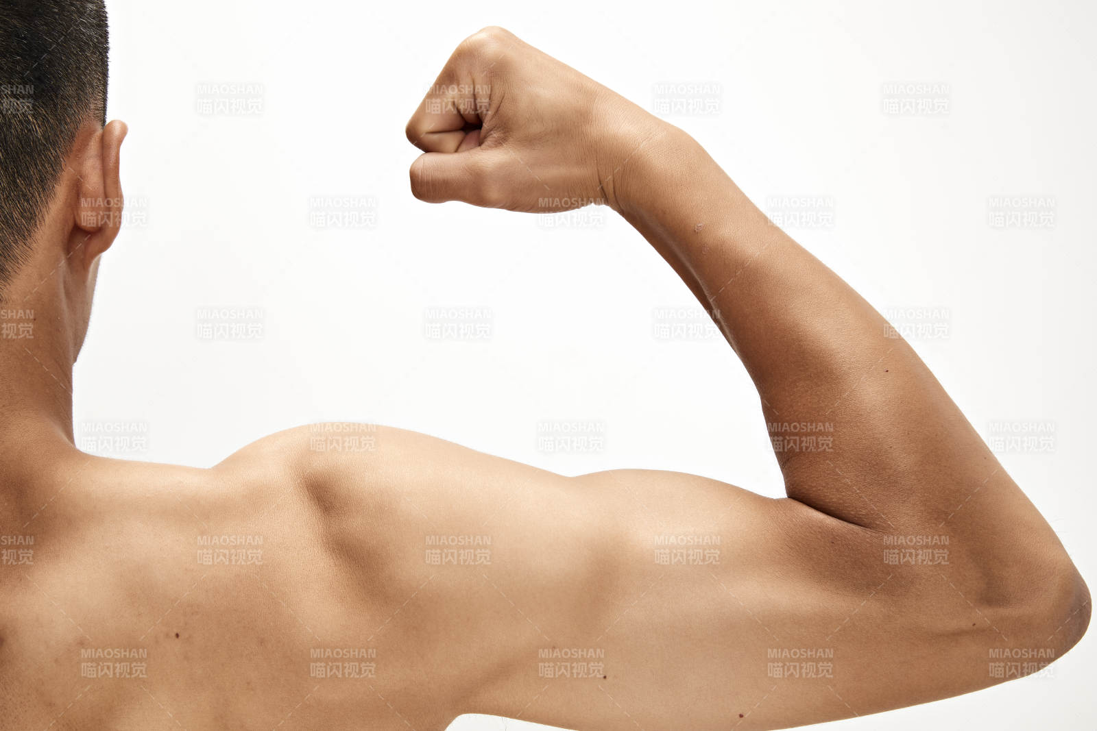 白色背景下展示肱二头肌的亚洲健身男性图片