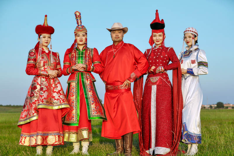 草原上穿着蒙古族传统服饰的人像群像图片