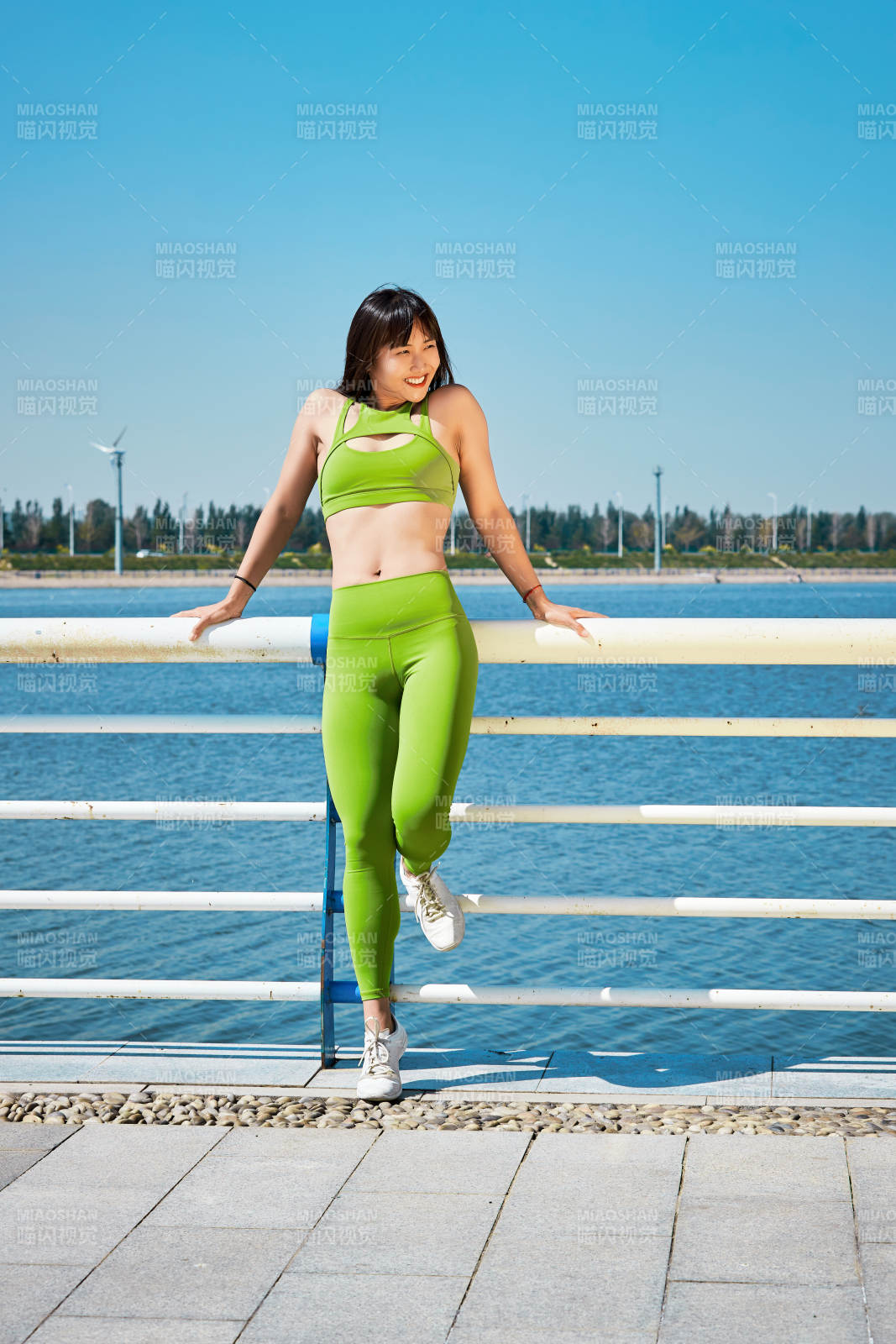 户外河畔公园做拉伸有氧运动的亚洲女性图片