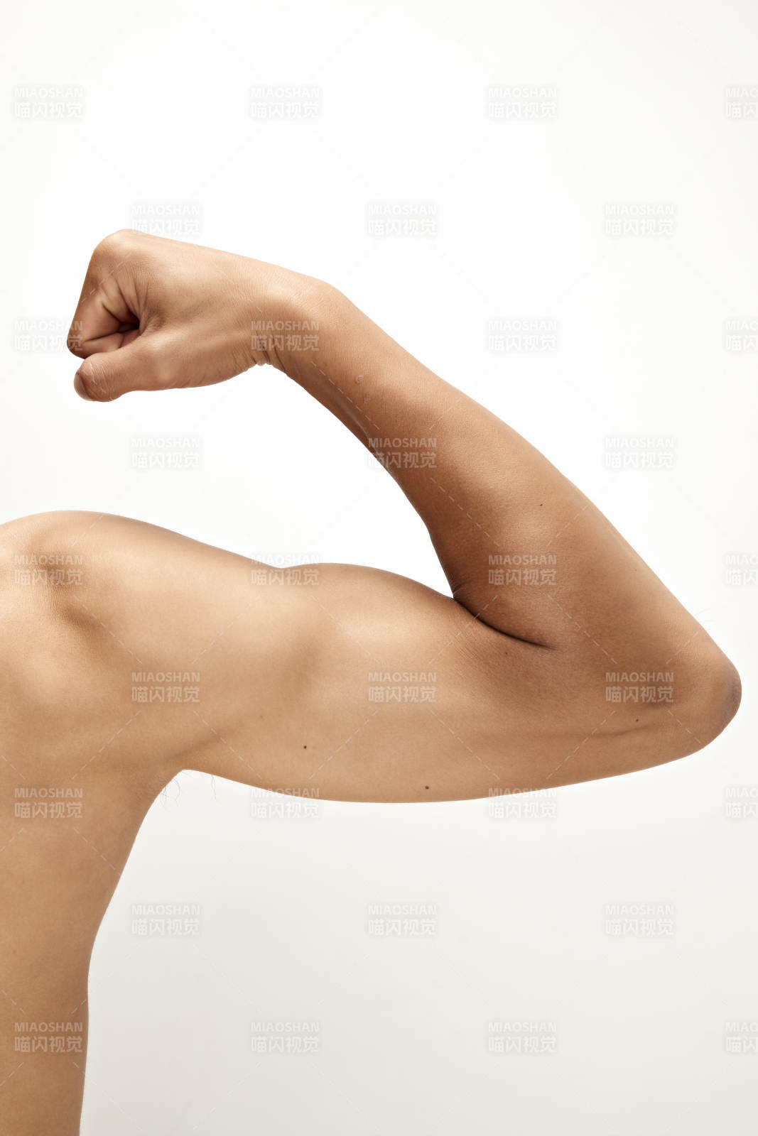 白色背景下展示肱二头肌的亚洲健身男性图片