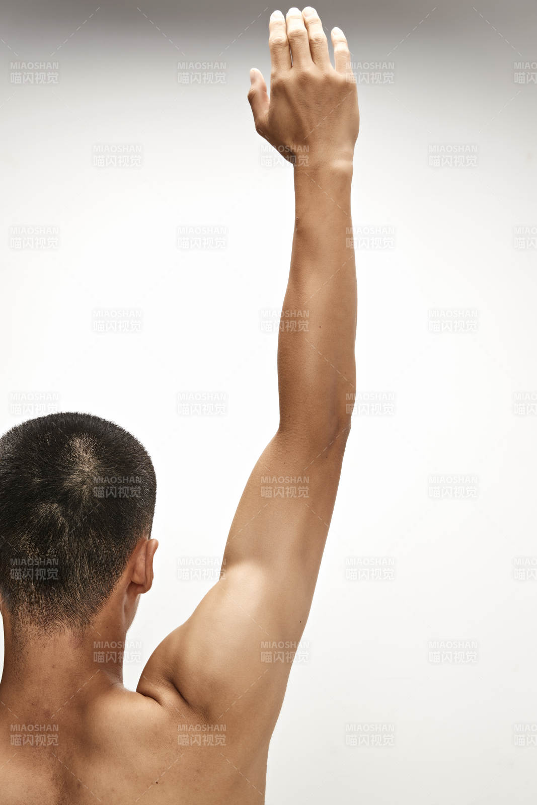 白色背景下演示自由搏击动作的亚洲功夫男性图片