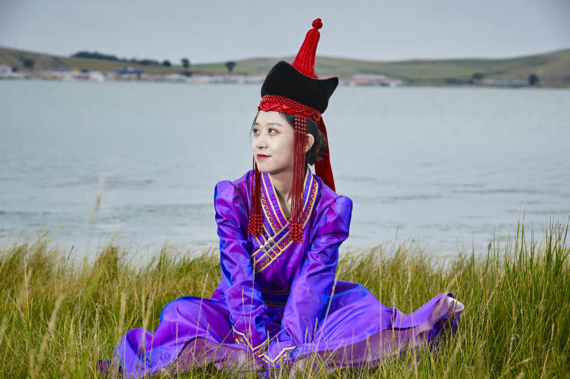 草原上身穿豪华蒙古族服饰的蒙族少女图片