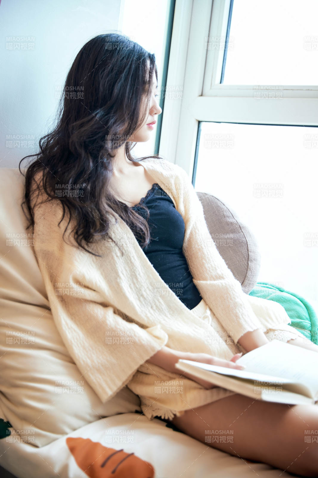躺在舒适的飘窗上看书的女孩图片