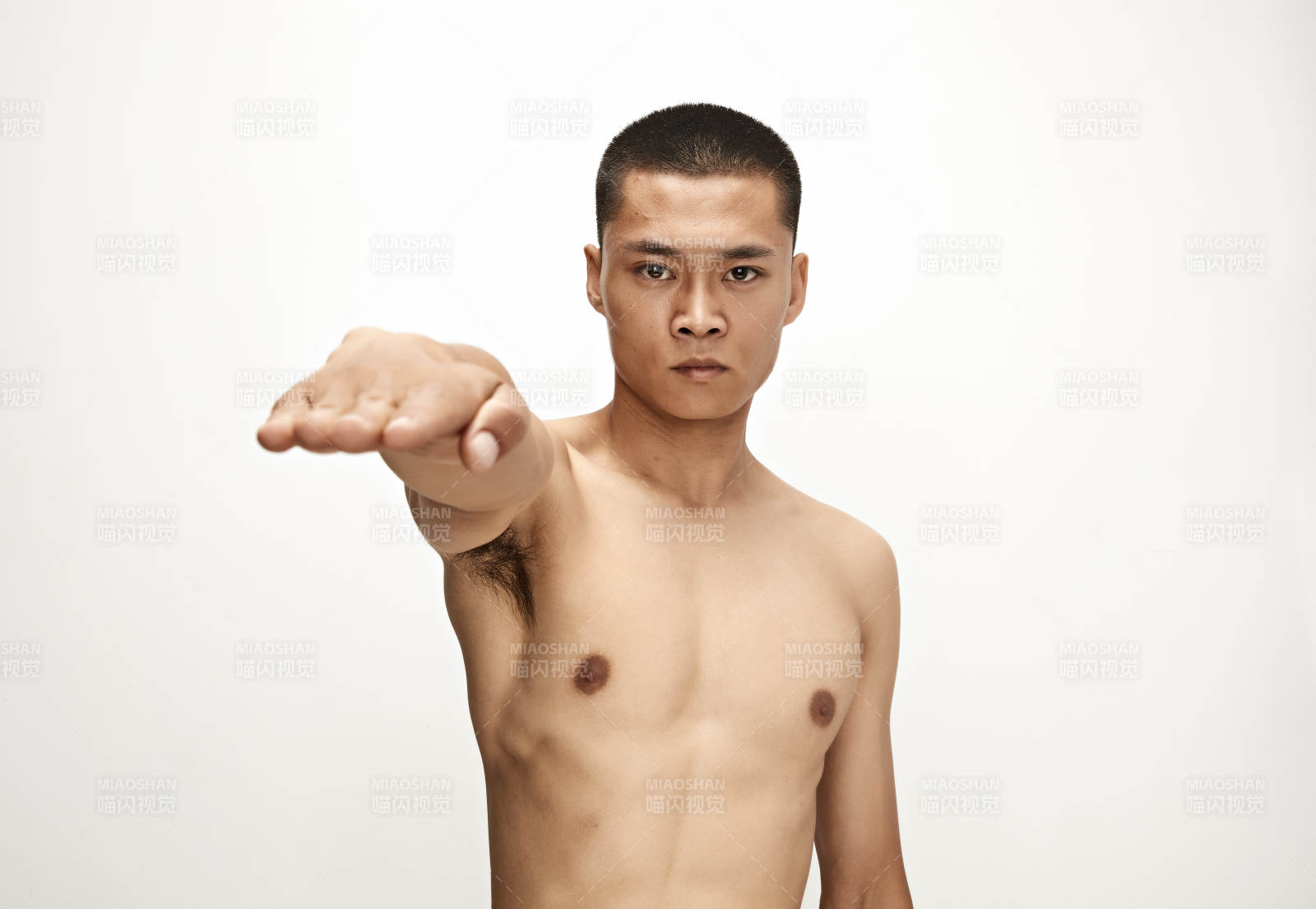 白色背景下演示自由搏击动作的亚洲功夫男性图片