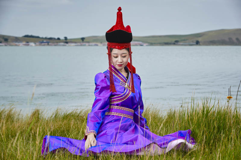 草原上身穿豪华蒙古族服饰的蒙族少女图片