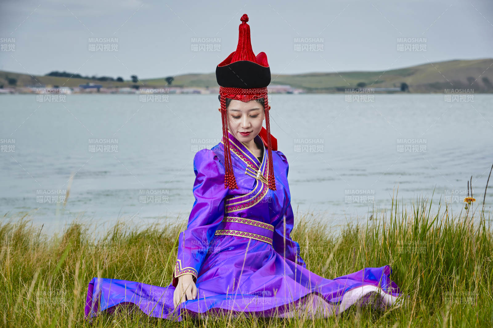 草原上身穿豪华蒙古族服饰的蒙族少女图片